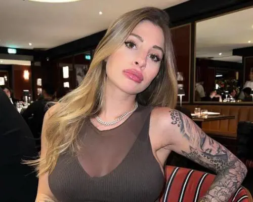 "Non sai fare nulla". Battibecco social tra Chiara Nasti e la follower