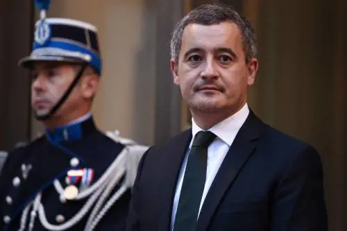 Darmanin, il "primo poliziotto" di Macron: chi c'è dietro al braccio di ferro con l'Italia