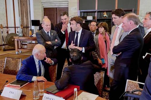 La lunga notte di Biden: così ha mediato tra falchi e colombe Nato