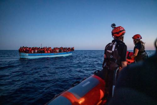 La retata degli scafisti "I migranti buttali a mare"