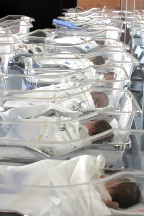 Meno tasse per chi ha 3 figli e assume mamme: tutte le mosse del governo contro la denatalità