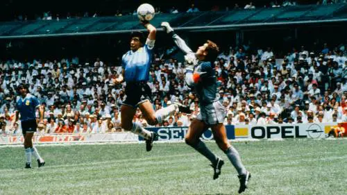 Maradona beffa Shilton colpendo il pallone con la mano 