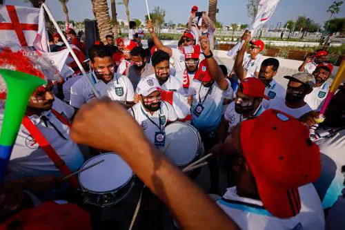 Tifosi dai tratti somatici sospetti nel video di Qatar Living pubblicato sui social