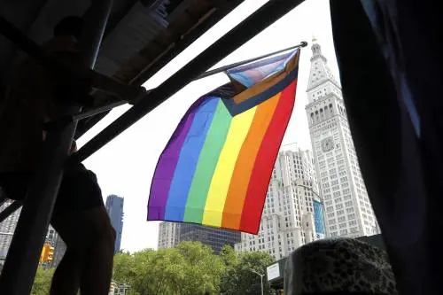Il tic fascista della sinistra e il fango contro chi non partecipa al gay pride 
