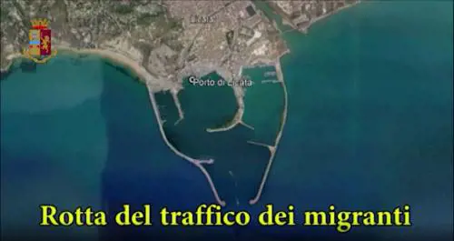 "Se serve buttateli in acqua". Così i taxi del mare ci portano i migranti: il video