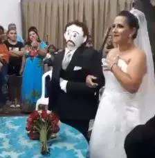 Non trova marito e sposa un pupazzo. Che la tradisce...