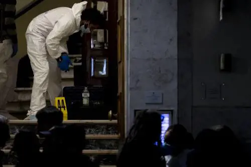 La Scientifica nel palazzo di due degli omicidi di Roma Prati
