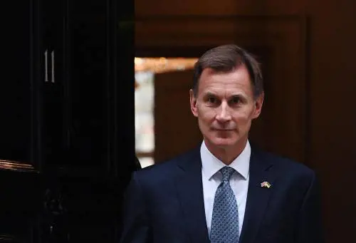 Londra decide la giravolta. E aumenta le tasse ai ricchi