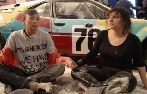 Eco-vandali senza sosta: imbrattata di farina un’opera di Warhol a Milano