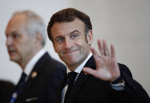Macron vola in Qatar e a Parigi scoppia la bufera