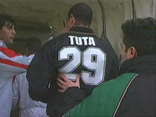 Tuta avvicinato dai giocatori del Bari all''uscita dal campo 