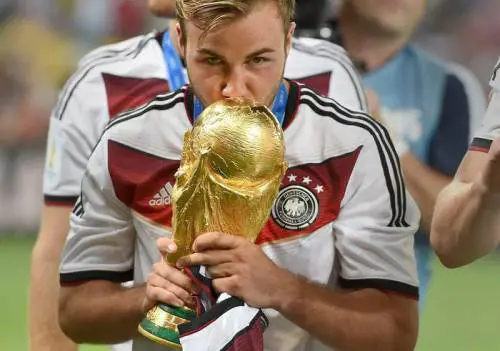 Mario Götze con la Coppa del Mondo, vinta grazie al suo gol. Rio de Janeiro, Brasile, 13 luglio 2014.