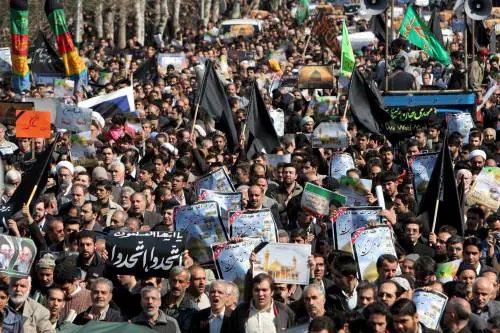 Rivolta in Iran, a fuoco la casa di Khomeini. Cori anti-regime ai funerali del piccolo Kian