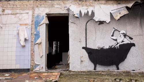 Banksy "colpisce" ancora: spuntano sette graffiti in Ucraina in segno di solidarietà 