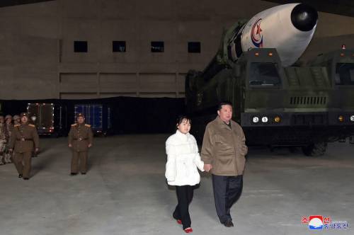 "Spunta" la figlia di Kim: l'ispezione del missile anti-Usa con il padre