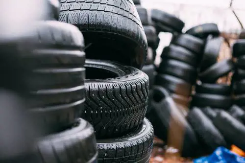 Ecoepneus e gli pneumatici fuori uso che diventano piste, campi e asfalto perfetto