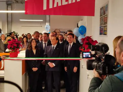"Via tasse alle aziende per assumere i giovani": il piano del Cav per far ripartire l'Italia