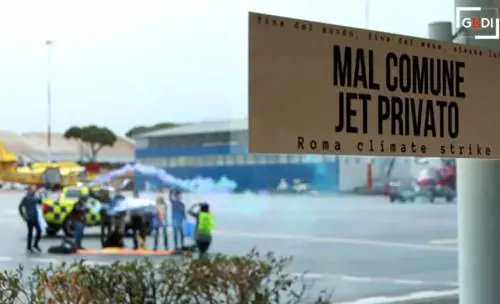 Ambientalisti occupano il terminal di Ciampino