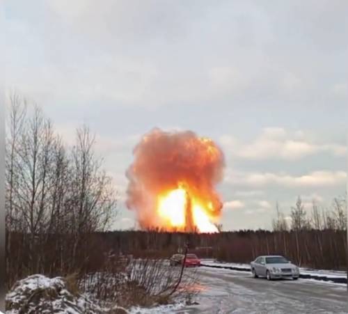 L'esplosione e poi le fiamme: salta in aria gasdotto a San Pietroburgo