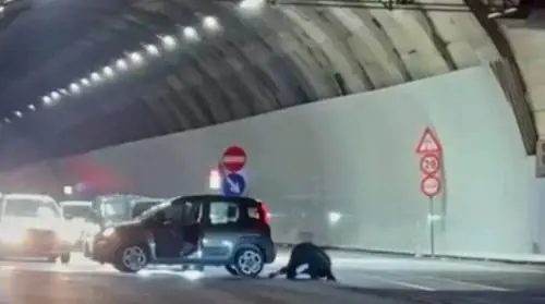 Si azzuffano fuori dalla galleria, nessuno interviene