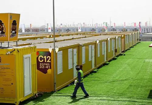 I dormitori horror dei tifosi in Qatar: ecco quanto costano