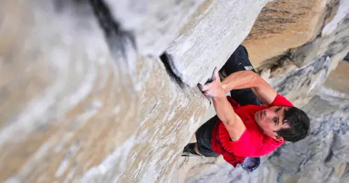 Honnold impegnato nella free solo di El Capitan 