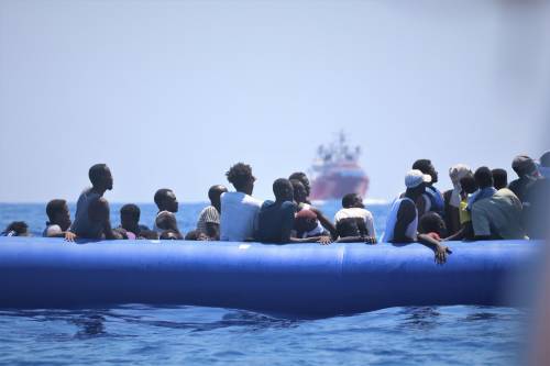 Barca si ribalta al largo di Lampedusa: 3 dispersi