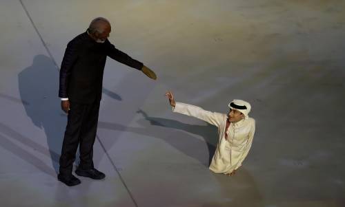Morgan Freeman e Ghanim al Muftah alla cerimonia d'apertura di Qatar 2022