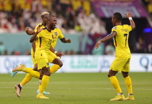 Valencia rende un incubo l'esordio del Qatar