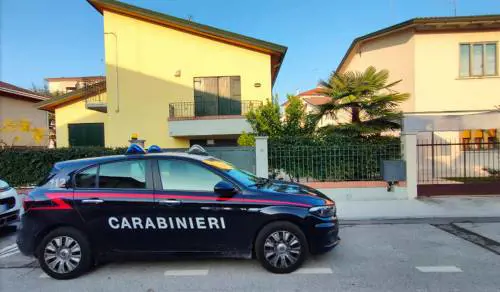Coppia uccisa a coltellate in casa: l'ex marito si suicida