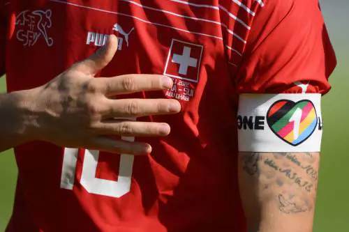 "Stop alle fasce arcobaleno". La decisione della Fifa scatena polemiche