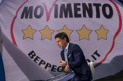 "Siamo disposti a tutto". Conte invoca la piazza pur di difendere il reddito