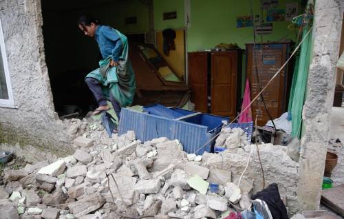 Scossa fatale a Giava: distrutte le scuole. "Centinaia di vittime"