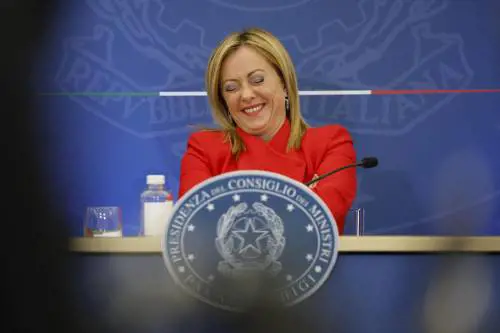 "In altre occasioni...". Botta e risposta tra Meloni e i giornalisti
