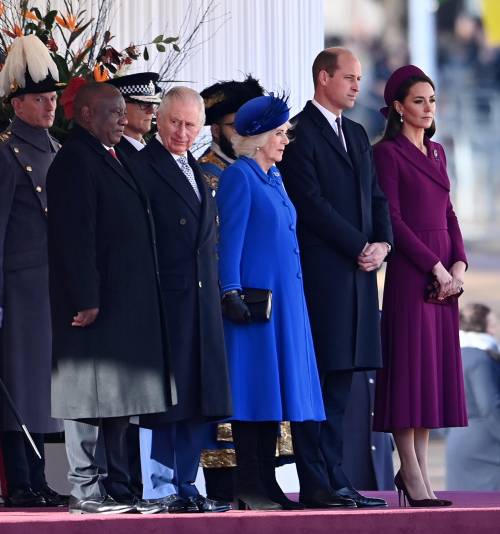 L'omaggio, la prima volta: cosa c'è dietro la spilla di Kate Middleton