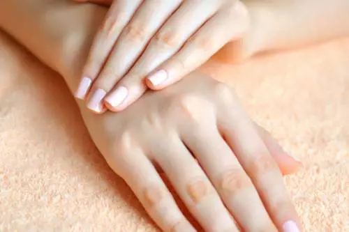 Come ritrovare la bellezza e la giovinezza delle mani