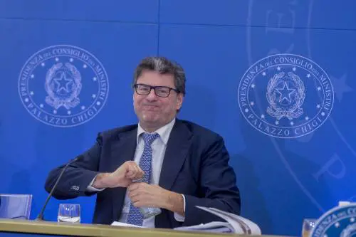 L'altolà di Giorgetti. "Ogni spesa in più dev'essere coperta". Sponda del premier all'uomo dei conti