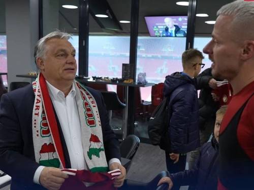 Orbán indossa la sciarpa choc e agita Kiev. "Revisionista"