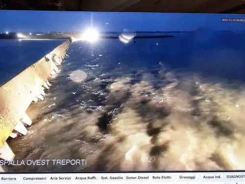 Il Mose in azione a Venezia nella giornata del 22 novembre (ANSA)