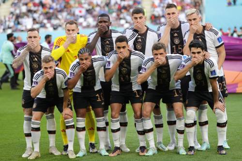 Neuer senza la fascia arcobaleno ma la Germania protesta: ecco cosa è successo