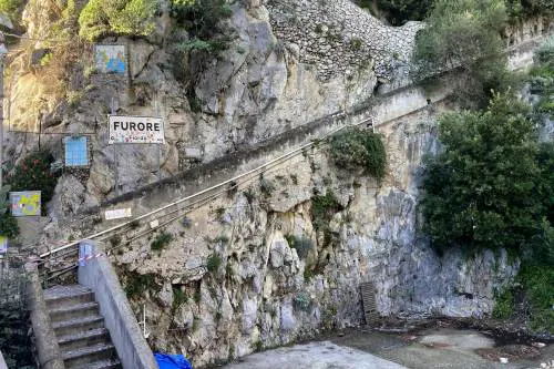 Fotografa il mare in burrasca: tragedia per una 50enne