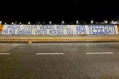 "Ci volevi morti, e invece... ". Striscione-vergogna a Napoli contro Maroni