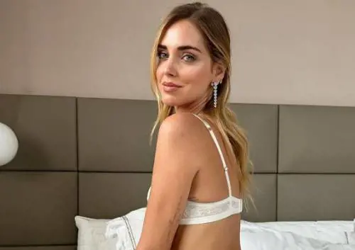 Il video sexy, la lingerie e le critiche. La Ferragni sbotta: "Menti bigotte"