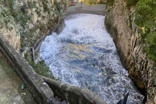 Onda spazza via turista mentre fa una foto