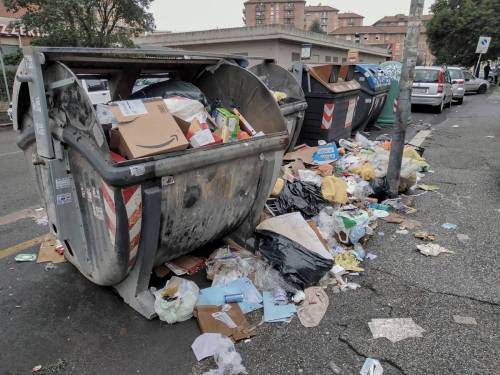 Tassa sui rifiuti, aumenti a Napoli. E De Magistris prende di mira il suo successore