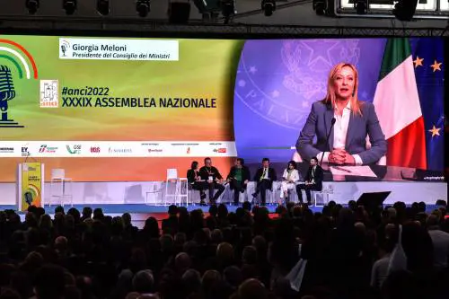 Meloni annuncia la svolta all’assemblea Anci: "Definire meglio l’abuso d’ufficio"