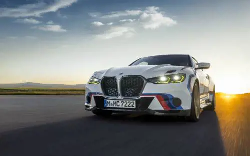 Nuova Bmw 3.0 CSL, edizione limitata. Ecco le immagini