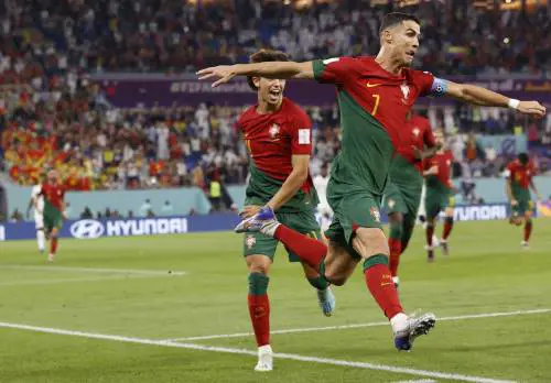 La leggenda di CR7 e la prima volta di Leao. Ma il Portogallo fatica