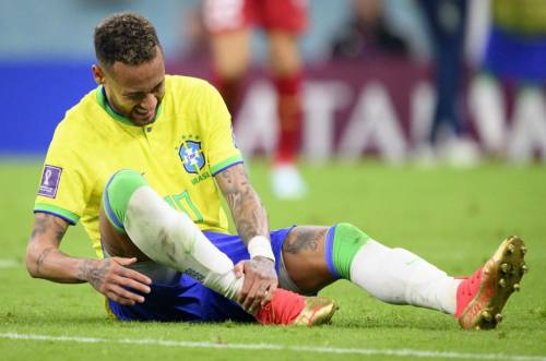 La caviglia di Neymar va ko: il Brasile trema