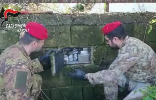 Camorra, scoperti 4 bunker per nascondere droga e latitanti 